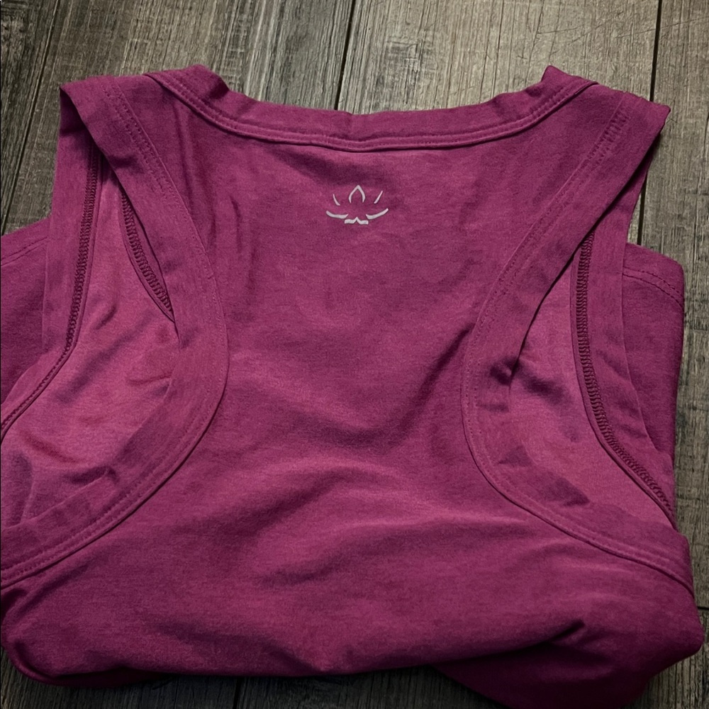 Beyond Yoga Women's Magenta Scoop Neck Tank